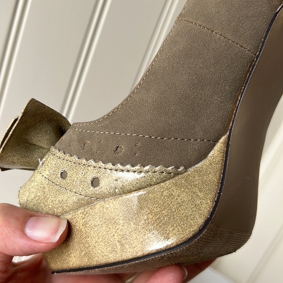 MADDEN GIRL Limmeric Tan Gold Big Bow Peep Toe Platform Heels Shoes 7.5 - Picture 16 of 17